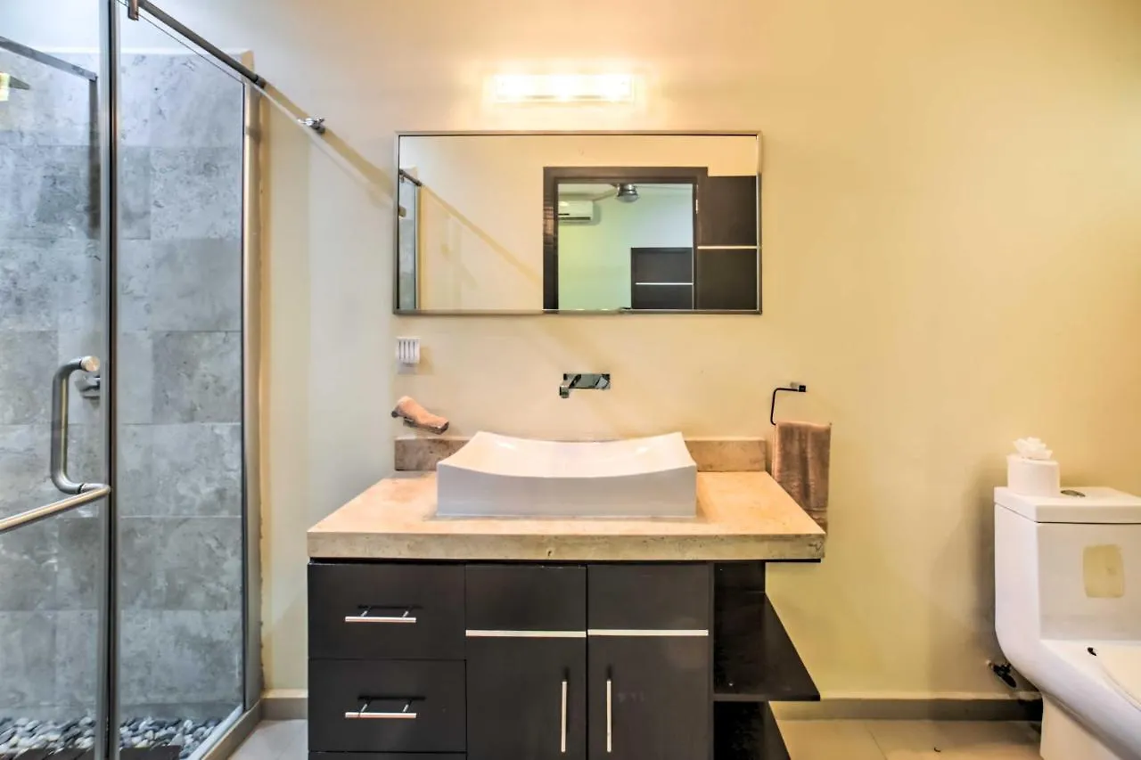 Luxury Penthouse With Rooftop Pool - Walk To Beach! Playa del Carmen Apartment